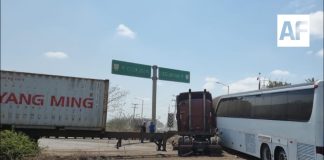 Accidente entre camión de pasajeros y tráiler en la autopista Manzanillo–Tecomán
