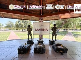 Aseguran embarcación con más de 200 paquetes de presunta cocaína frente a Michoacán