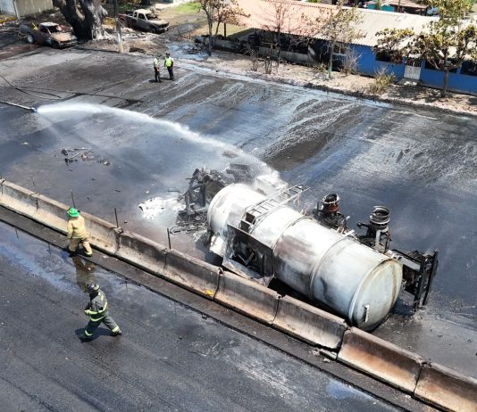 Cuerpos de emergencia controlan incendio de pipa en colonia Bayardo; se mantiene cierre en ambos sentidos de la autopista Colima-Manzanillo