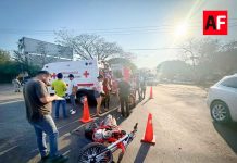 Choque entre vehículo y motocicleta deja tres lesionados en la carretera Coquimatlán–Colima
