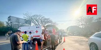 Choque entre vehículo y motocicleta deja tres lesionados en la carretera Coquimatlán–Colima