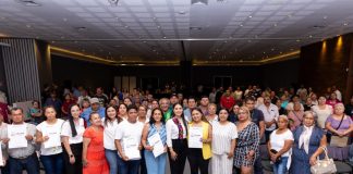 Gobernadora Indira Vizcaíno entregó escrituras de casas Insuvi a 70 familias colimenses