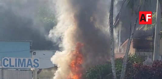 Cuantiosos daños tras incendio de vehículo en Tapeixtles, Manzanillo
