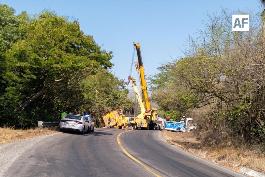 manzanillo-armeria-libre-trailer-volcadura