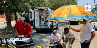 Brindan CRUM y PC Villa de Álvarez atención a motociclista tras caída en la colonia Tabachines