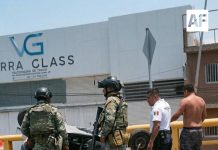 Volcadura de mototaxi en el Distribuidor Vial Fondeport, en Manzanillo, deja un lesionado y daños materiales