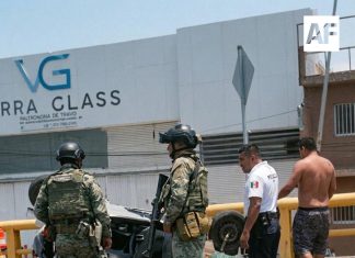 Volcadura de mototaxi en el Distribuidor Vial Fondeport, en Manzanillo, deja un lesionado y daños materiales