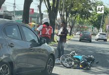 Mujer motociclista y niña se accidentan en Salagua, Manzanillo; resultan con golpes