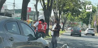 Mujer motociclista y niña se accidentan en Salagua, Manzanillo; resultan con golpes