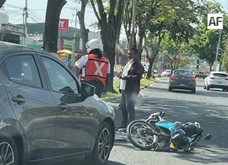 Mujer motociclista y niña se accidentan en Salagua, Manzanillo; resultan con golpes