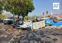 Volcadura de camioneta con fruta obstruye Tercer Anillo rumbo a glorieta de Perritos Bailarines