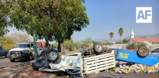 Volcadura de camioneta con fruta obstruye Tercer Anillo rumbo a glorieta de Perritos Bailarines