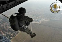 Armada de México realiza ejercicio de paracaidismo en Colima