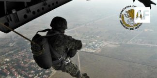 Armada de México realiza ejercicio de paracaidismo en Colima