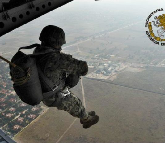 Armada de México realiza ejercicio de paracaidismo en Colima