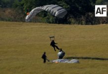 Armada de México realiza ejercicio de paracaidismo en Colima