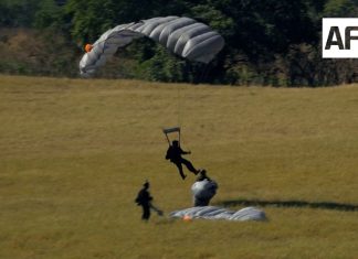 Armada de México realiza ejercicio de paracaidismo en Colima