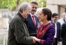 Sheinbaum se encuentra con Serrat en España