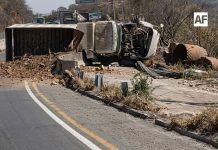 Volcadura de tráiler en autopista Manzanillo–Armería deja daños materiales