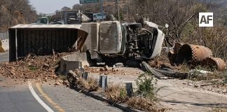 Volcadura de tráiler en autopista Manzanillo–Armería deja daños materiales