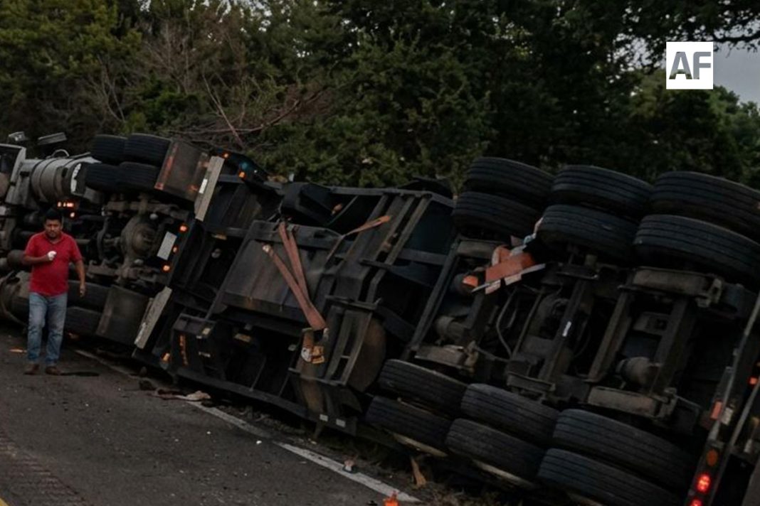 trailer-volcado-carretera-libre-armeria-mzllo