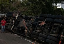 Se registra volcadura de tráiler en la carretera libre Manzanillo–Armería; solo hubo daños materiales