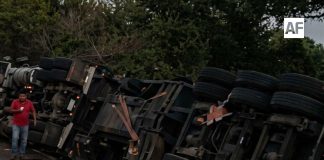 Se registra volcadura de tráiler en la carretera libre Manzanillo–Armería; solo hubo daños materiales