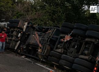 Se registra volcadura de tráiler en la carretera libre Manzanillo–Armería; solo hubo daños materiales