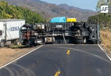 Tráiler termina volcado sobre la carretera libre Manzanillo–Armería; reportan daños materiales