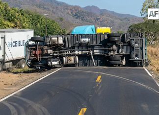 Tráiler termina volcado sobre la carretera libre Manzanillo–Armería; reportan daños materiales