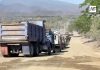 Transportistas bloquean acceso a banco de material en Las Guásimas; demandan pago que empresa les adeuda