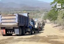 Transportistas bloquean acceso a banco de material en Las Guásimas; demandan pago que empresa les adeuda
