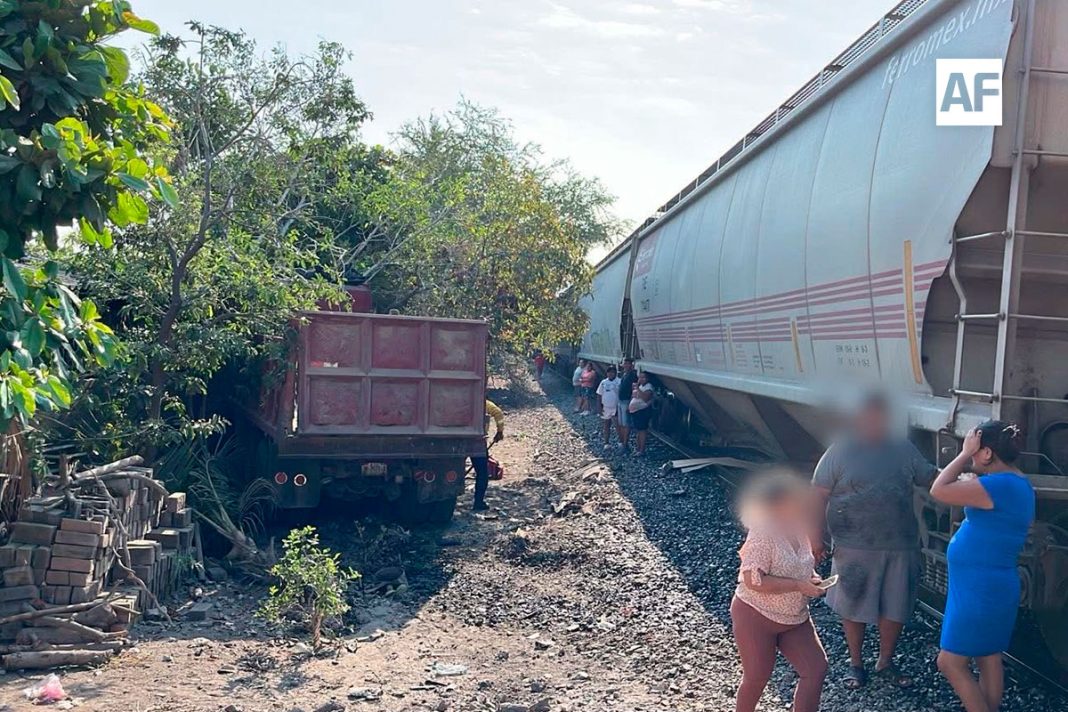 tren-camion-tecoman-un-lesionado