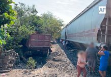 Choque entre camión de volteo y tren deja un lesionado en Tecomán