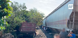 Choque entre camión de volteo y tren deja un lesionado en Tecomán