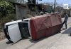Volcadura de camioneta deja dos lesionados y daños materiales en San Pedrito El Alto, Manzanillo