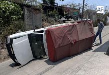 Volcadura de camioneta deja dos lesionados y daños materiales en San Pedrito El Alto, Manzanillo