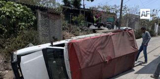 Volcadura de camioneta deja dos lesionados y daños materiales en San Pedrito El Alto, Manzanillo