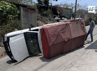 Volcadura de camioneta deja dos lesionados y daños materiales en San Pedrito El Alto, Manzanillo