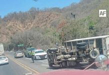 Volcadura de camión de carga sobre el Libramiento El Colomo, en Manzanillo, deja daños materiales