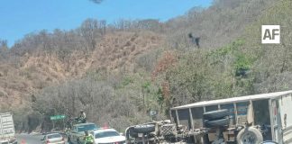Volcadura de camión de carga sobre el Libramiento El Colomo, en Manzanillo, deja daños materiales