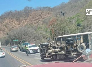 Volcadura de camión de carga sobre el Libramiento El Colomo, en Manzanillo, deja daños materiales