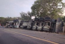 Volcadura de carguero en la carretera libre Manzanillo–Armería deja daños materiales