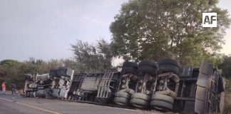 Volcadura de carguero en la carretera libre Manzanillo–Armería deja daños materiales