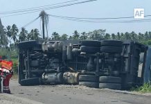 Volcadura de carguero en la autopista Colima–Tecomán deja solo daños materiales