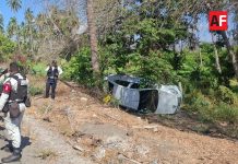Volcadura en Armería deja dos lesionados y daños materiales