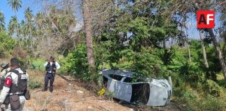 Volcadura en Armería deja dos lesionados y daños materiales