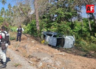 Volcadura en Armería deja dos lesionados y daños materiales