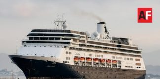Crucero Zaandam hace escala en el puerto de Manzanillo; arribó con más de mil 900 personas a bordo