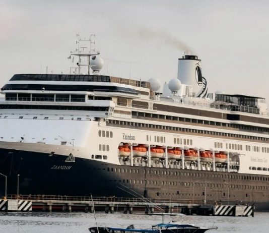 Crucero Zaandam hace escala en el puerto de Manzanillo; arribó con más de mil 900 personas a bordo